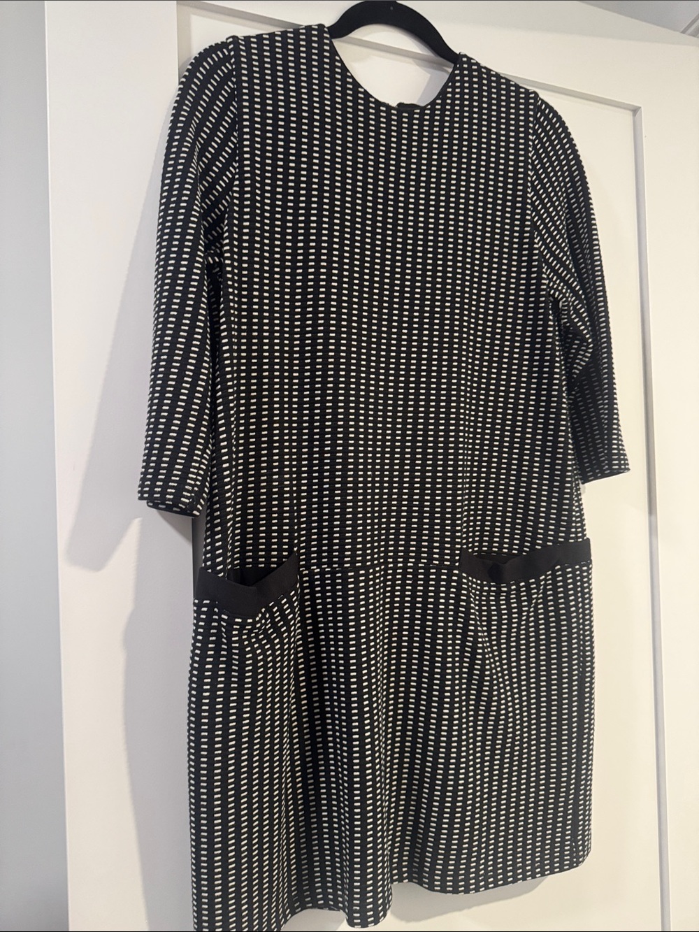 Eve Gravel Black and White Patterned Long-Sleeve Shift Dress